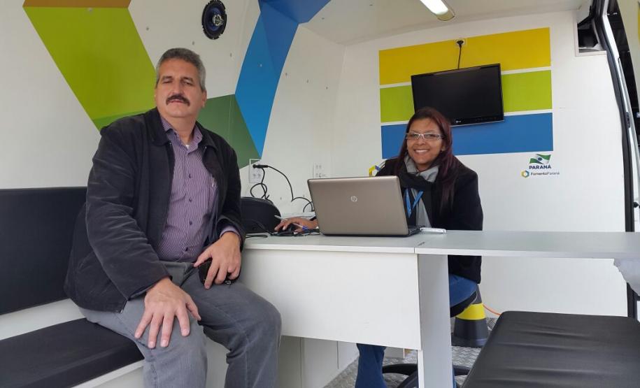 Uma van com técnicos da Fomento Paraná instalada ao lado do terminal do Boqueirão informa sobre linhas de crédito de baixo custo para financiar a abertura ou ampliação de empreendimentos de micro, pequeno e médio porte, de todos os setores da economia.