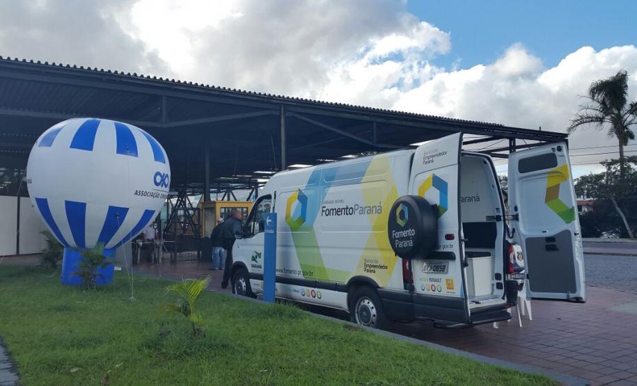 Uma van com técnicos da Fomento Paraná instalada ao lado do terminal do Boqueirão informa sobre linhas de crédito de baixo custo para financiar a abertura ou ampliação de empreendimentos de micro, pequeno e médio porte, de todos os setores da economia.