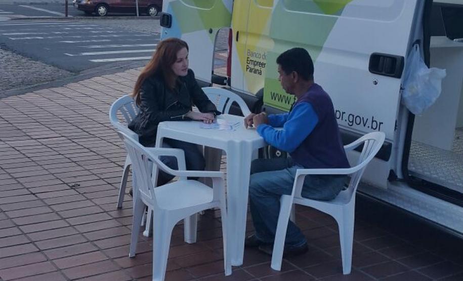 Uma van com técnicos da Fomento Paraná instalada ao lado do terminal do Boqueirão informa sobre linhas de crédito de baixo custo para financiar a abertura ou ampliação de empreendimentos de micro, pequeno e médio porte, de todos os setores da economia.