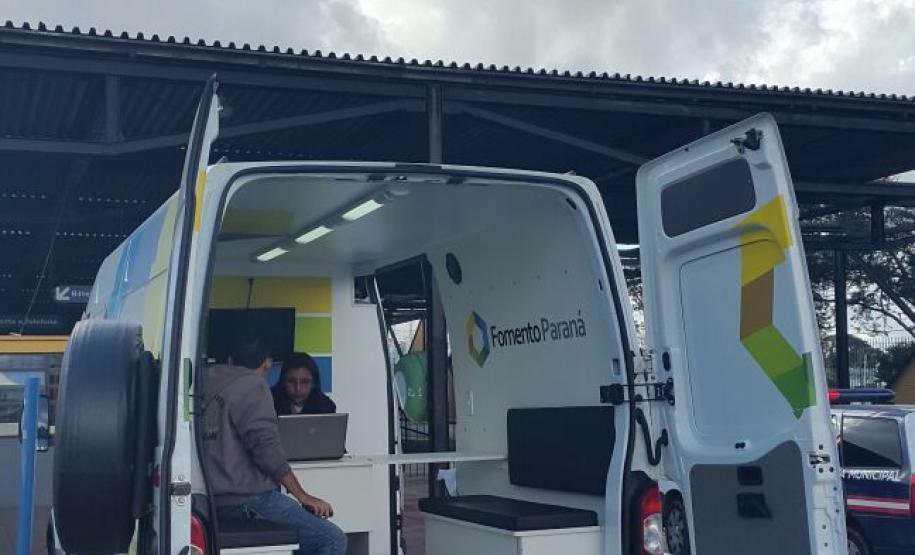 Uma van com técnicos da Fomento Paraná instalada ao lado do terminal do Boqueirão informa sobre linhas de crédito de baixo custo para financiar a abertura ou ampliação de empreendimentos de micro, pequeno e médio porte, de todos os setores da economia.