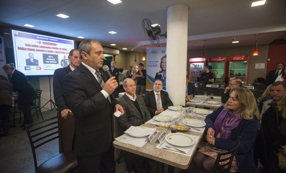 Jantar de confraternização do evento Fomento Paraná e ACP nos Bairros, no Boqueirão, em Curitiba, que conta com a palestra motivacional do professor Osmar Coutinho “EU-preendedorismo: como motivar, comprometer, trabalhar em equipe, fidelizar clientes, aumentar as vendas e superar todas as metas”. Foto: Felipe Rosa.