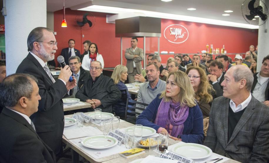 O presidente da Fomento Paraná conversa com emrpeendedores do bairro Boqueirão, em Curitiba, durante jantar de confraternização do evento Fomento Paraná e ACP nos Bairros. O evento conta com a palestra motivacional do professor Osmar Coutinho “EU-preendedorismo: como motivar, comprometer, trabalhar em equipe, fidelizar clientes, aumentar as vendas e superar todas as metas”. Foto: Felipe Rosa.