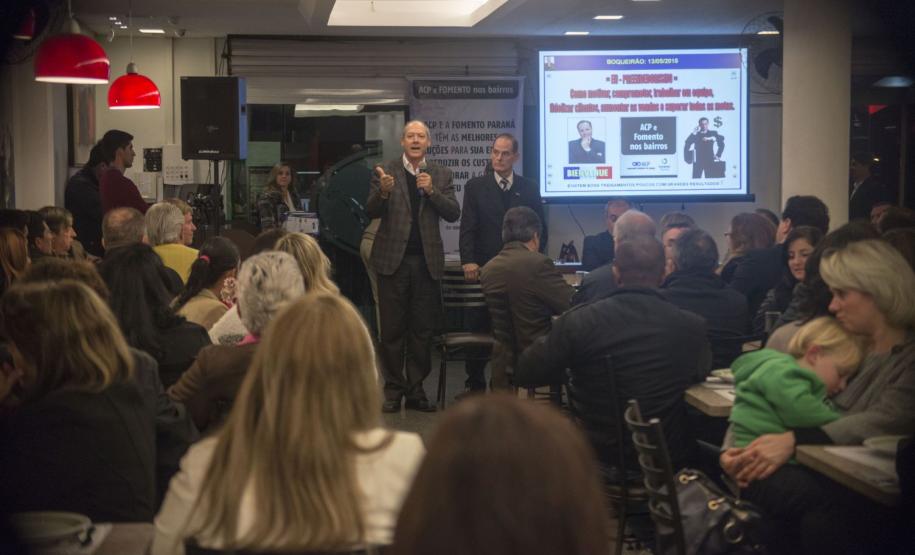 Jantar de confraternização com lideranças e empreendedores no evento Fomento Paraná e ACP nos Bairros. O evento conta com a palestra motivacional do professor Osmar Coutinho “EU-preendedorismo: como motivar, comprometer, trabalhar em equipe, fidelizar clientes, aumentar as vendas e superar todas as metas”. Foto: Felipe Rosa.
