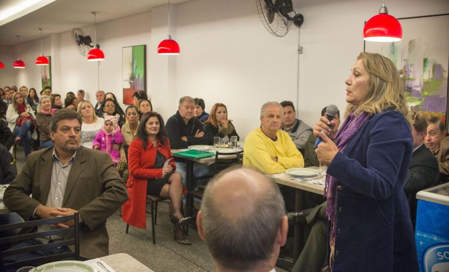 Jantar de confraternização com lideranças e empreendedores no evento Fomento Paraná e ACP nos Bairros. O evento conta com a palestra motivacional do professor Osmar Coutinho “EU-preendedorismo: como motivar, comprometer, trabalhar em equipe, fidelizar clientes, aumentar as vendas e superar todas as metas”. Foto: Felipe Rosa.
