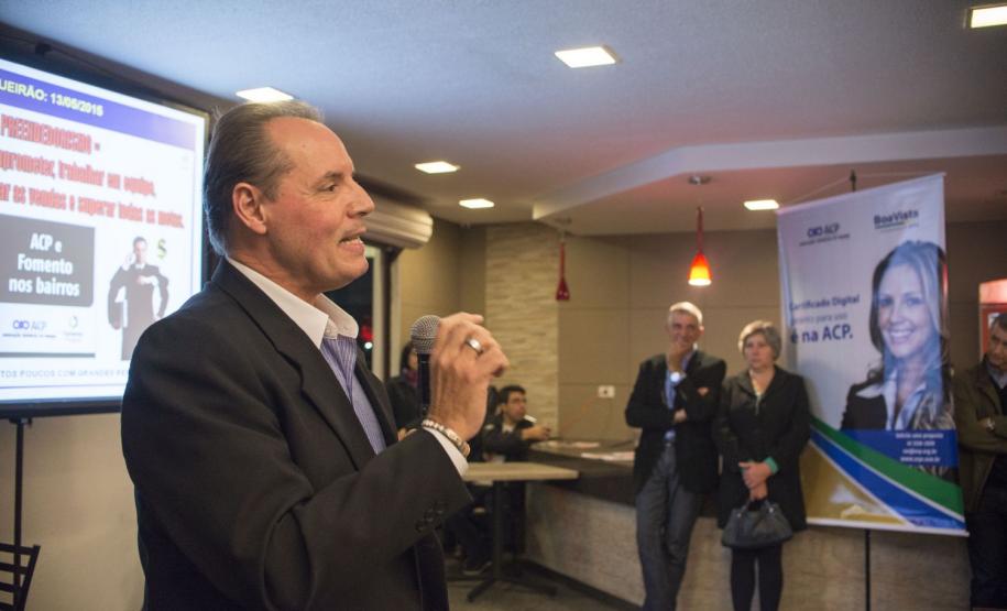 Jantar de confraternização com lideranças e empreendedores no evento Fomento Paraná e ACP nos Bairros. O evento conta com a palestra motivacional do professor Osmar Coutinho “EU-preendedorismo: como motivar, comprometer, trabalhar em equipe, fidelizar clientes, aumentar as vendas e superar todas as metas”. Foto: Felipe Rosa.