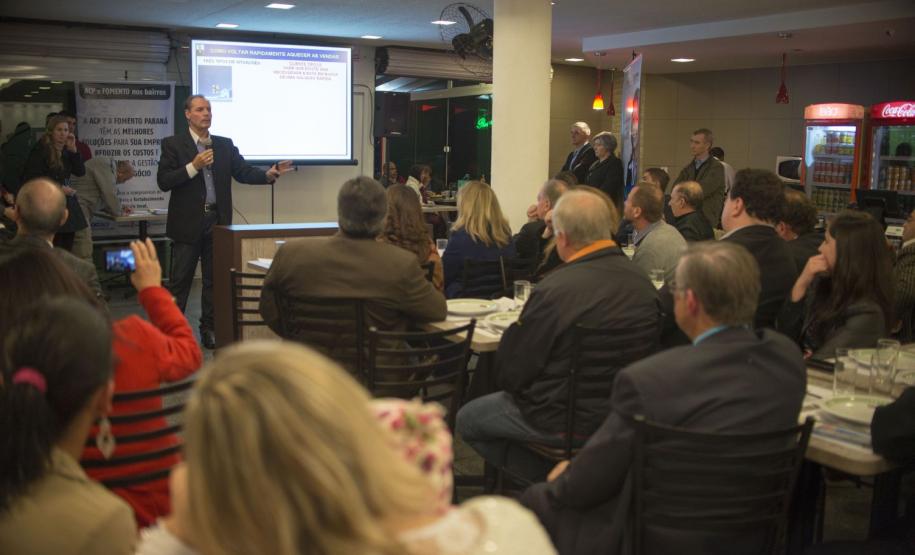 Jantar de confraternização com lideranças e empreendedores no evento Fomento Paraná e ACP nos Bairros. O evento conta com a palestra motivacional do professor Osmar Coutinho “EU-preendedorismo: como motivar, comprometer, trabalhar em equipe, fidelizar clientes, aumentar as vendas e superar todas as metas”. Foto: Felipe Rosa.