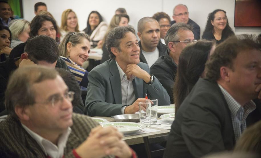 Jantar de confraternização com lideranças e empreendedores no evento Fomento Paraná e ACP nos Bairros. O evento conta com a palestra motivacional do professor Osmar Coutinho “EU-preendedorismo: como motivar, comprometer, trabalhar em equipe, fidelizar clientes, aumentar as vendas e superar todas as metas”. Foto: Felipe Rosa.
