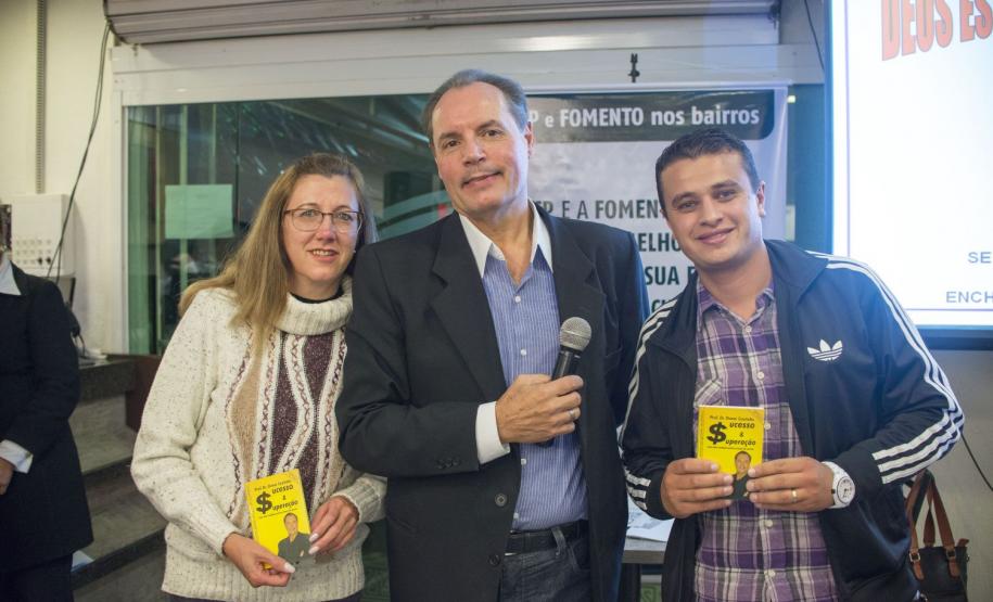 Jantar de confraternização com lideranças e empreendedores no evento Fomento Paraná e ACP nos Bairros. O evento conta com a palestra motivacional do professor Osmar Coutinho “EU-preendedorismo: como motivar, comprometer, trabalhar em equipe, fidelizar clientes, aumentar as vendas e superar todas as metas”. Foto: Felipe Rosa.