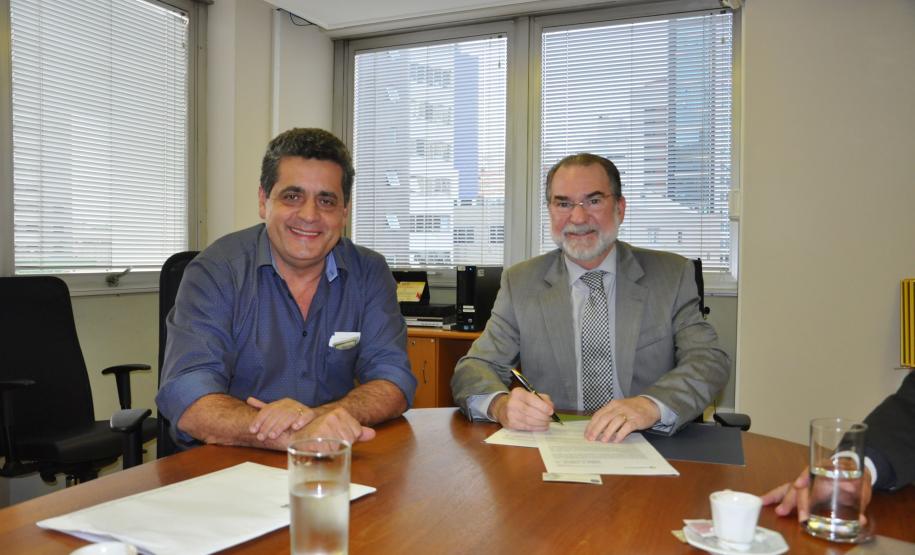 Mandaguari vai reurbanizar o Jardim Boa Vista O prefeito de Mandaguari, Romualdo Batista, e o presidente da Fomento Paraná, Juraci Barbosa, assinaram nesta segunda-feira (18), um contrato de financiamento no valor de R$ 4 milhões pelo Sistema de Financiamento aos Municípios.