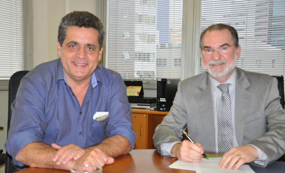 Mandaguari vai reurbanizar o Jardim Boa Vista O prefeito de Mandaguari, Romualdo Batista, e o presidente da Fomento Paraná, Juraci Barbosa, assinaram nesta segunda-feira (18), um contrato de financiamento no valor de R$ 4 milhões pelo Sistema de Financiamento aos Municípios.