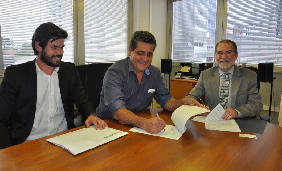 Mandaguari vai reurbanizar o Jardim Boa Vista O prefeito de Mandaguari, Romualdo Batista, e o presidente da Fomento Paraná, Juraci Barbosa, assinaram nesta segunda-feira (18), um contrato de financiamento no valor de R$ 4 milhões pelo Sistema de Financiamento aos Municípios.