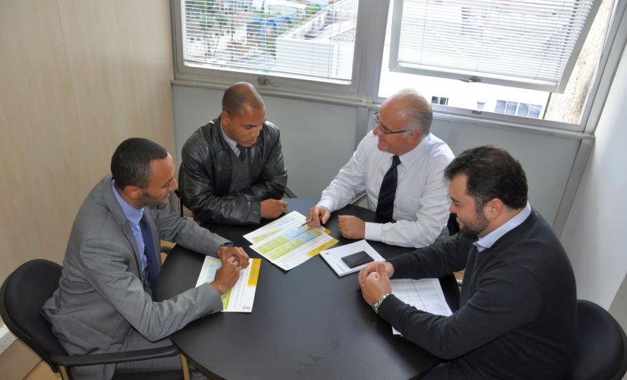 O vereador Givanildo Silva (Gilgera), de Colombo, na região metropolitana de Curitiba, fez uma visita à Fomento Paraná, nesta terça-feira (19), para conhecer melhor a instituição e obter informações sobre financiamento para construção de uma pista de skate.