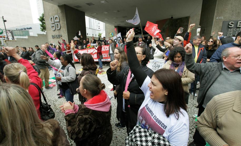 O juiz substituto Mário Dittrich Bilieri, do Tribunal de Justiça do Paraná, concedeu nesta quinta-feira (21) uma liminar que determina que os manifestantes da APP Sindicato liberem imediatamente o acesso ao prédio da Secretaria da Fazenda e da Fomento Paraná. A multa, em caso de descumprimento, é de R$ 20 mil por hora. A liminar atendeu a um pedido da Fomento Paraná, que alega prejuízos de R$ 1,2 milhão com os dois dias de bloqueio.