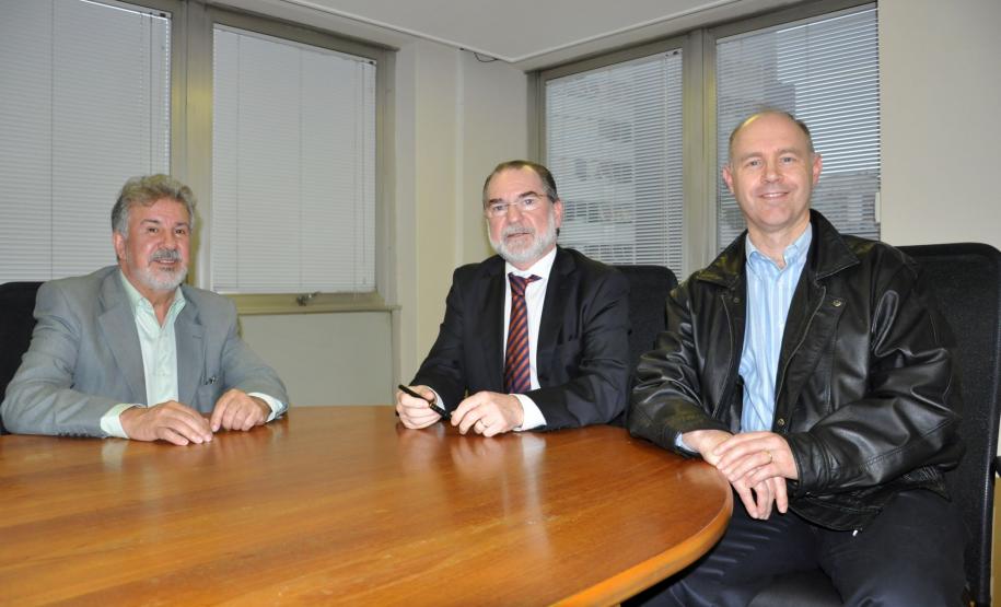 A Fomento Paraná recebeu uma visita do professor Mark Lokensgard, do centro de línguas da universidade norte-americana Saint Mary, de San Antonio, no Texas (EUA). Ele foi recebido pelo presidente, Juraci Barbosa, e pelo assessor Mário Figueiredo.