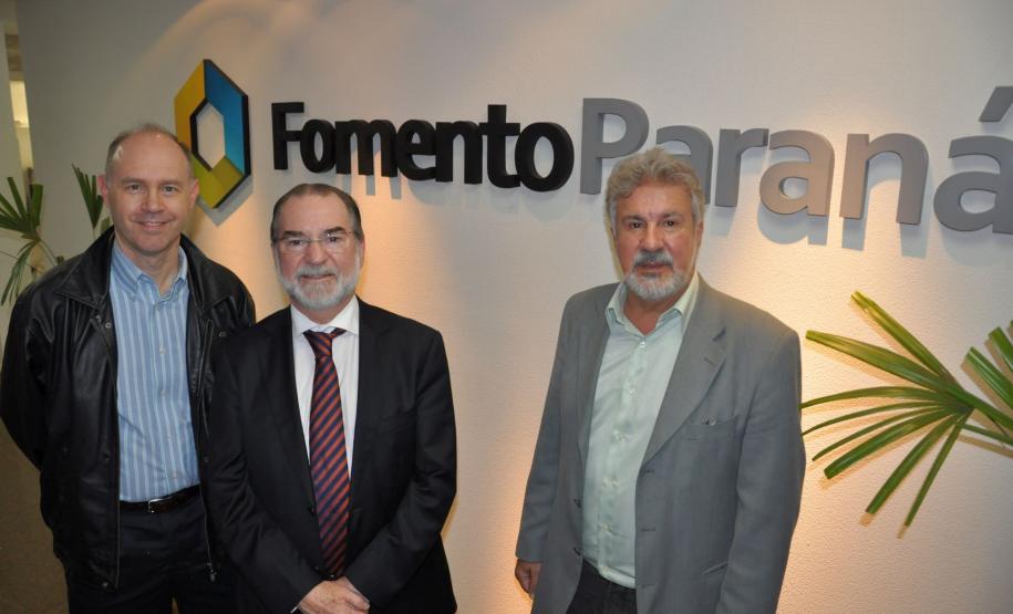 A Fomento Paraná recebeu uma visita do professor Mark Lokensgard, do centro de línguas da universidade norte-americana Saint Mary, de San Antonio, no Texas (EUA). Ele foi recebido pelo presidente, Juraci Barbosa, e pelo assessor Mário Figueiredo.