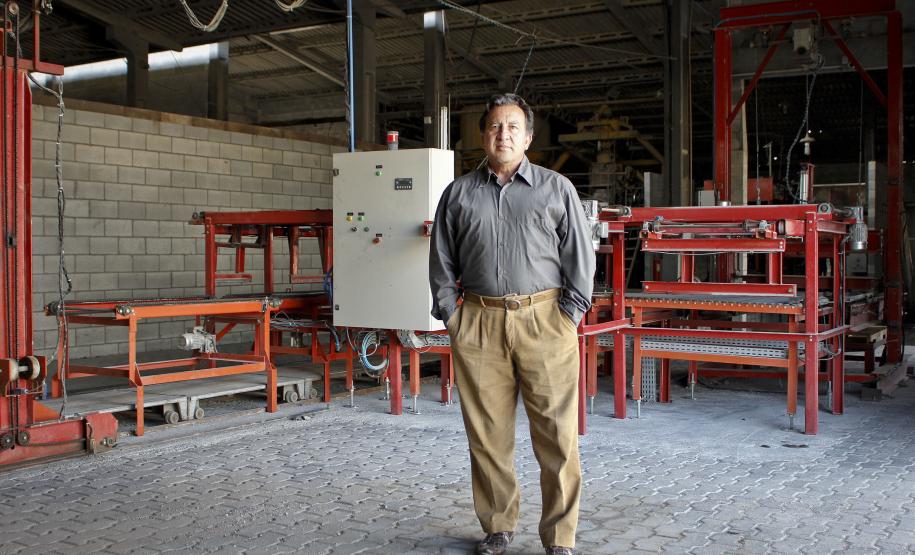 José Nilton Fonseca Santos, proprietário da empresa Cimentart, que produz blocos de concreto para pavimentação e alvenaria, financiou a máquina palletizadora com recursos da Fomento Paraná.