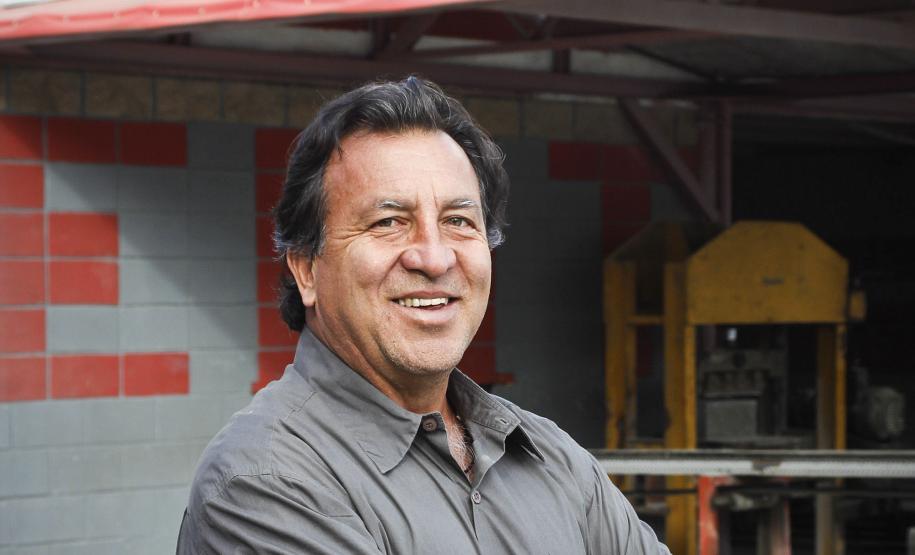 José Nilton Fonseca Santos, proprietário da empresa Cimentart, que produz blocos de concreto para pavimentação e alvenaria, financiou a máquina palletizadora com recursos da Fomento Paraná.