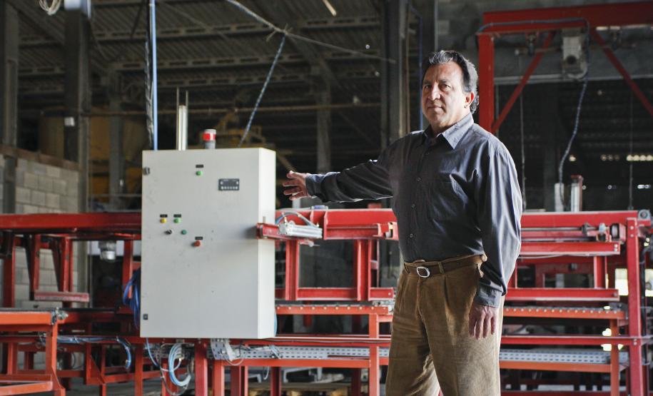 José Nilton Fonseca Santos, proprietário da empresa Cimentart, que produz blocos de concreto para pavimentação e alvenaria, financiou a máquina palletizadora com recursos da Fomento Paraná.