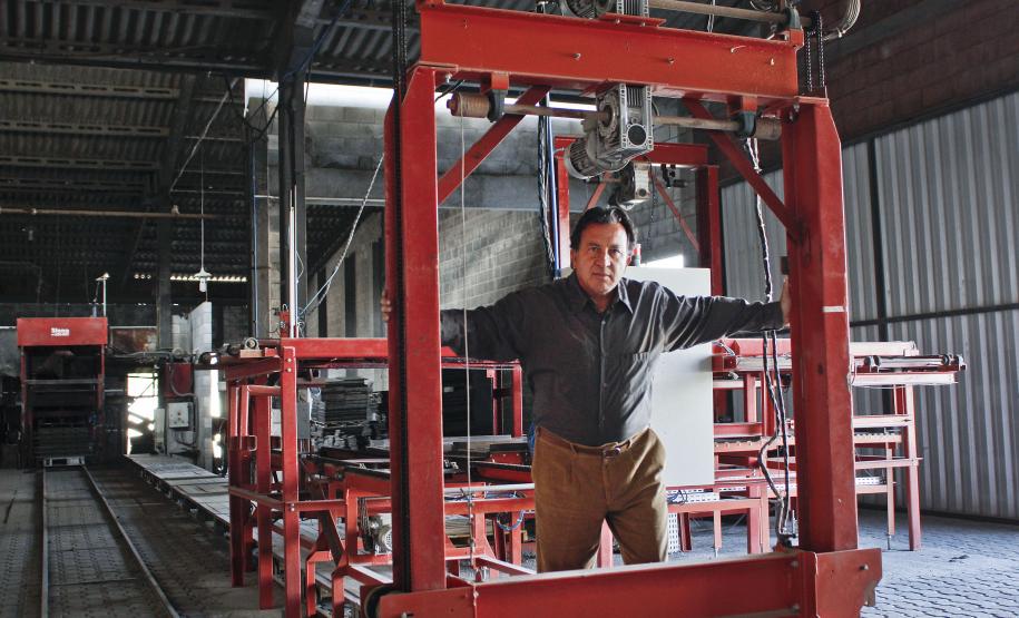 José Nilton Fonseca Santos, proprietário da empresa Cimentart, que produz blocos de concreto para pavimentação e alvenaria, financiou a máquina palletizadora com recursos da Fomento Paraná.