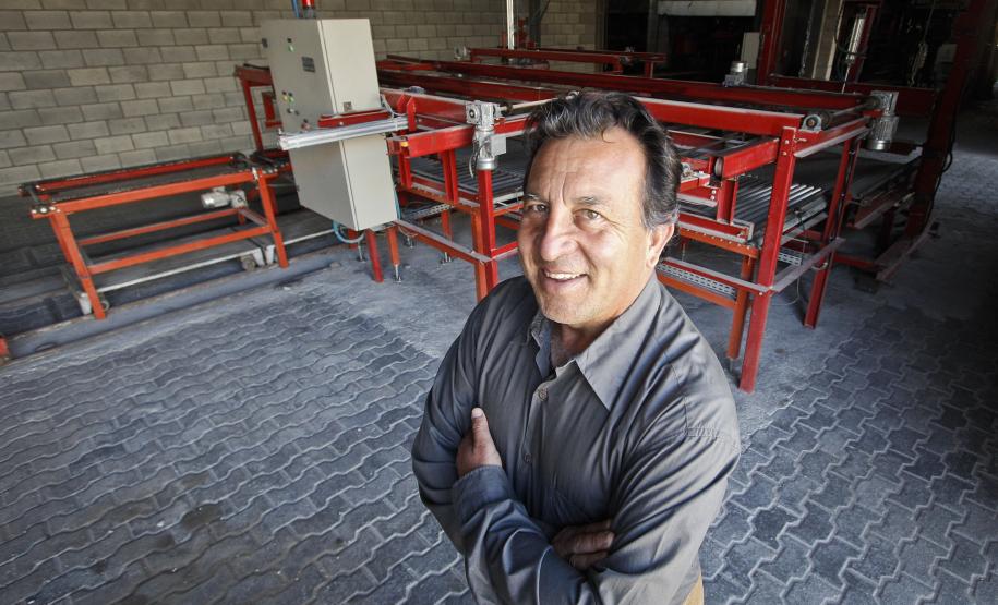 José Nilton Fonseca Santos, proprietário da empresa Cimentart, que produz blocos de concreto para pavimentação e alvenaria, financiou a máquina palletizadora com recursos da Fomento Paraná.