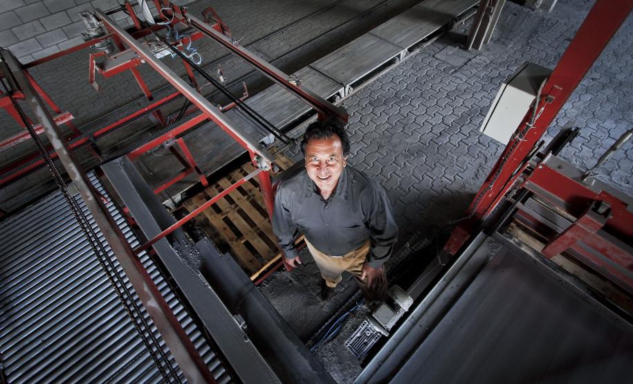 José Nilton Fonseca Santos, proprietário da empresa Cimentart, que produz blocos de concreto para pavimentação e alvenaria, financiou a máquina palletizadora com recursos da Fomento Paraná.