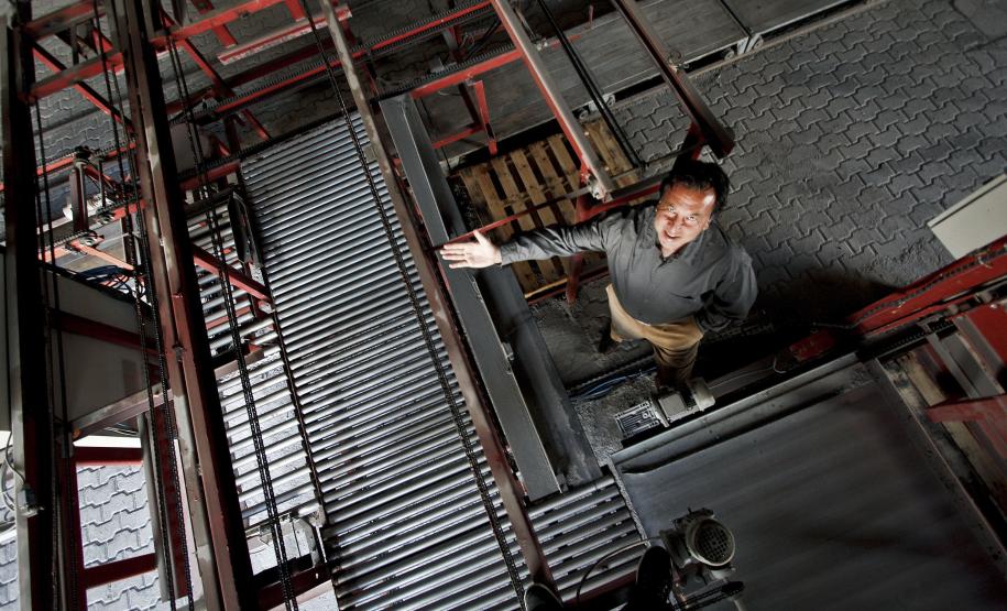 José Nilton Fonseca Santos, proprietário da empresa Cimentart, que produz blocos de concreto para pavimentação e alvenaria, financiou a máquina palletizadora com recursos da Fomento Paraná.