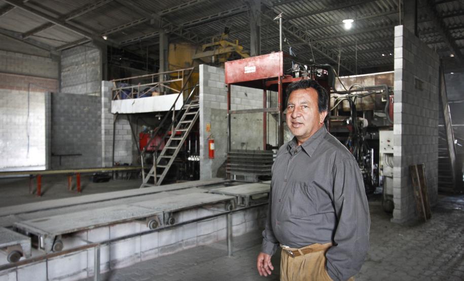 José Nilton Fonseca Santos, proprietário da empresa Cimentart, que produz blocos de concreto para pavimentação e alvenaria, financiou a máquina palletizadora com recursos da Fomento Paraná.