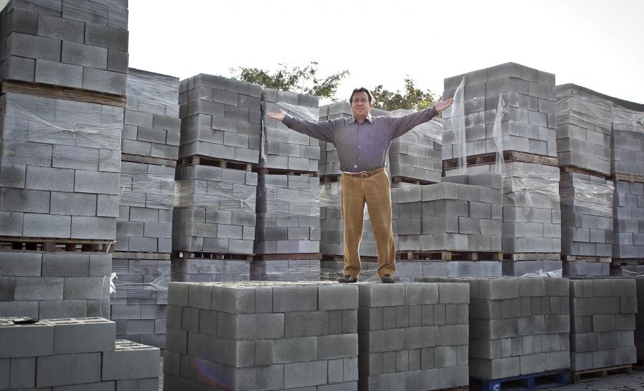 José Nilton Fonseca Santos, proprietário da empresa Cimentart, que produz blocos de concreto para pavimentação e alvenaria, financiou a máquina palletizadora com recursos da Fomento Paraná.