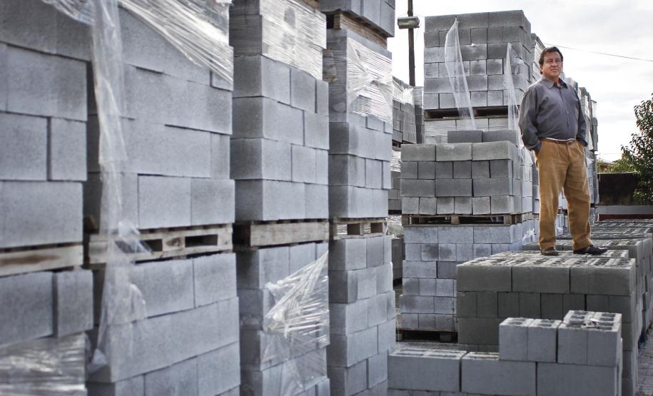 José Nilton Fonseca Santos, proprietário da empresa Cimentart, que produz blocos de concreto para pavimentação e alvenaria, financiou a máquina palletizadora com recursos da Fomento Paraná.