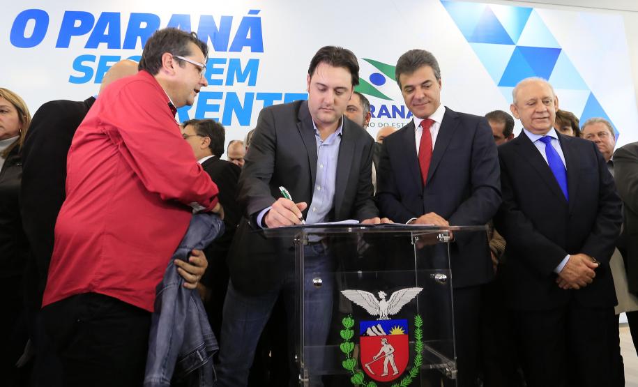 O governador Beto Richa recebeu nesta terça-feira (2), no PalácioIguaçu, em Curitiba, prefeitos de todas as regiões do Paraná paraautorizar obras de saneamento, liberar recursos para melhorar eampliar ações de saúde, para obras urbanas e para compra deequipamentos rodoviários