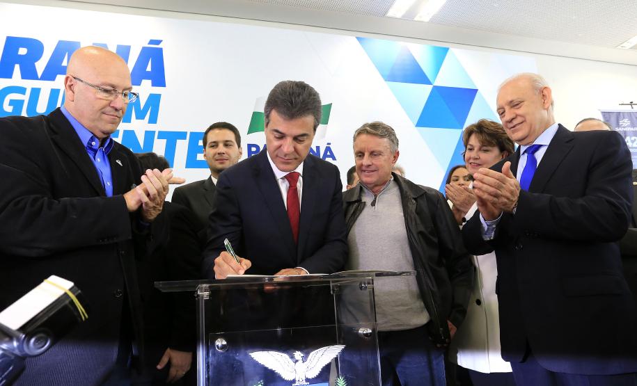 O governador Beto Richa recebeu nesta terça-feira (2), no PalácioIguaçu, em Curitiba, prefeitos de todas as regiões do Paraná paraautorizar obras de saneamento, liberar recursos para melhorar eampliar ações de saúde, para obras urbanas e para compra deequipamentos rodoviários
