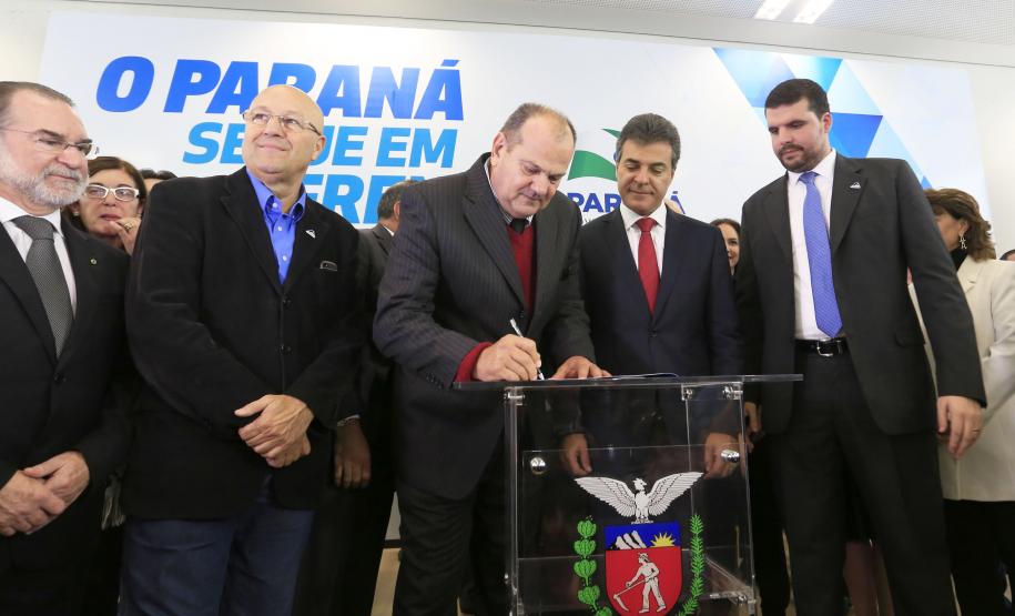 O governador Beto Richa recebeu nesta terça-feira (2), no PalácioIguaçu, em Curitiba, prefeitos de todas as regiões do Paraná paraautorizar obras de saneamento, liberar recursos para melhorar eampliar ações de saúde, para obras urbanas e para compra deequipamentos rodoviários