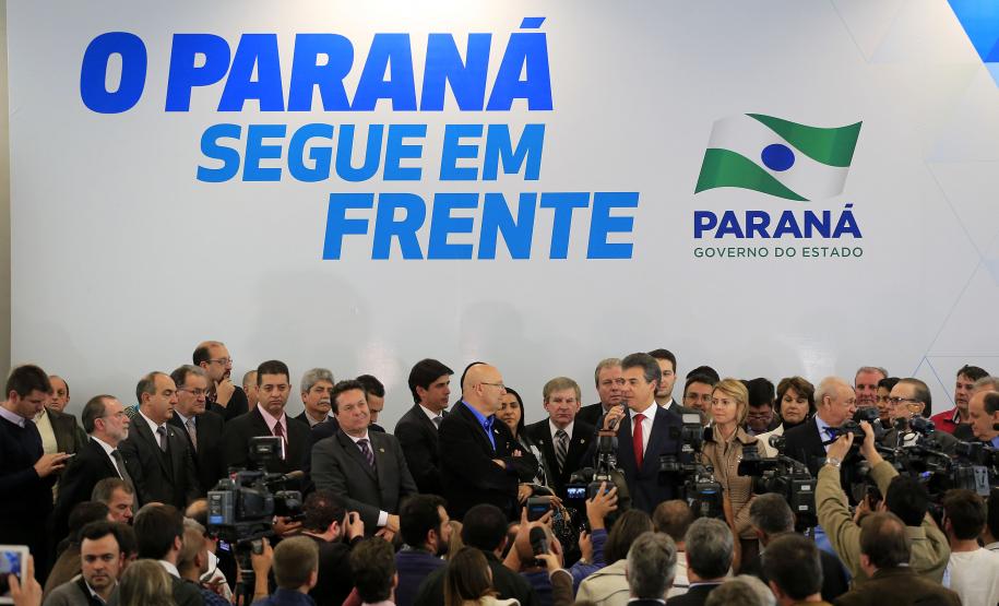 O governador Beto Richa recebeu nesta terça-feira (2), no PalácioIguaçu, em Curitiba, prefeitos de todas as regiões do Paraná paraautorizar obras de saneamento, liberar recursos para melhorar eampliar ações de saúde, para obras urbanas e para compra deequipamentos rodoviários