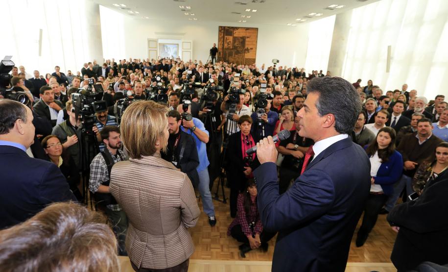 O governador Beto Richa recebeu nesta terça-feira (2), no PalácioIguaçu, em Curitiba, prefeitos de todas as regiões do Paraná paraautorizar obras de saneamento, liberar recursos para melhorar eampliar ações de saúde, para obras urbanas e para compra deequipamentos rodoviários