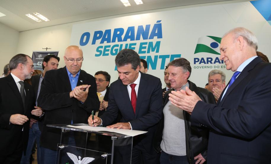 Governador Beto Richa recebe prefeitos e autoriza obras de saneamento, libera recursos para a Saúde e homologa licitações para obras urbanas.Curitiba, 02/06/2015.