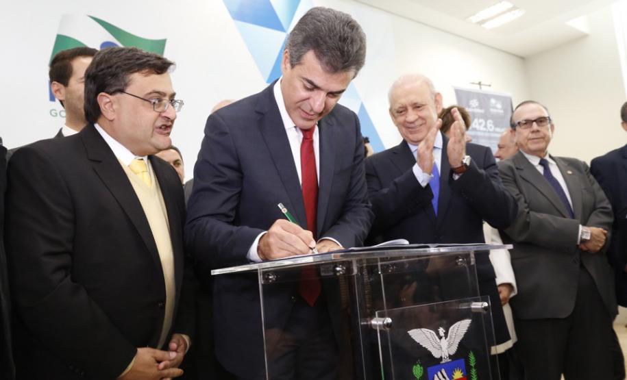 Governador Beto Richa recebe prefeitos e autoriza obras de saneamento, libera recursos para a Saúde e homologa licitações para obras urbanas.Curitiba, 02062015.Foto: Rogério Machado/ANPr