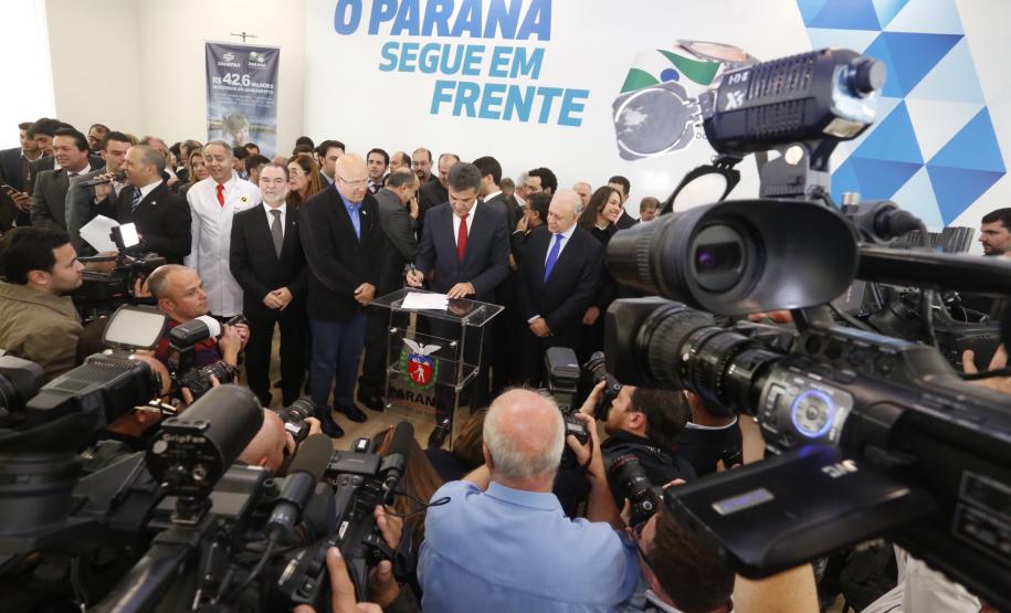 Governador Beto Richa recebe prefeitos e autoriza obras de saneamento, libera recursos para a Saúde e homologa licitações para obras urbanas.Curitiba, 02/06/2015.Foto: Rogério Machado/ANPr