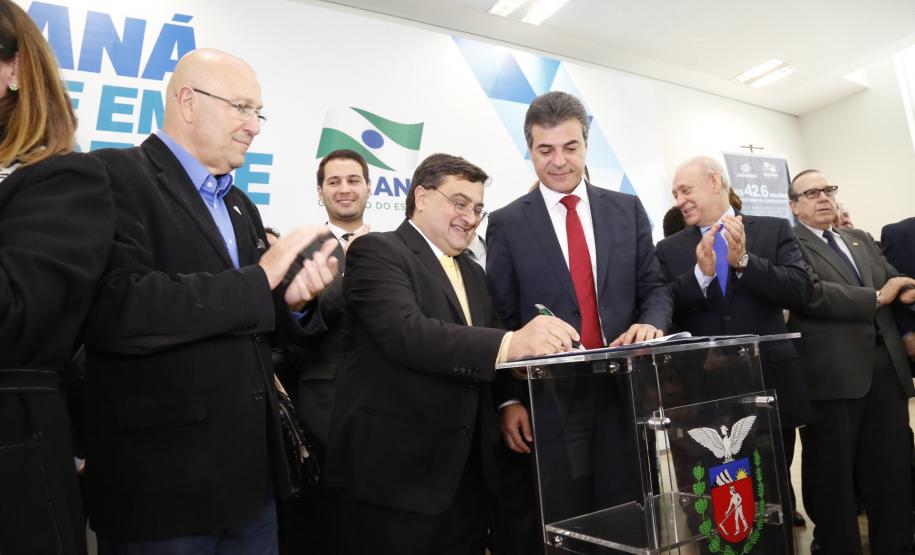 Governador Beto Richa recebe prefeitos e autoriza obras de saneamento, libera recursos para a Saúde e homologa licitações para obras urbanas.Curitiba, 02062015.Foto: Rogério Machado/ANPr