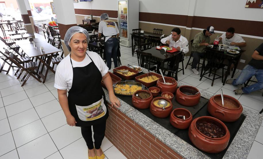 Laudicéia de Oliveira Andrade, proprietária do Disk Marmitex e restaurante Da Lau, em Pinhais-PR.