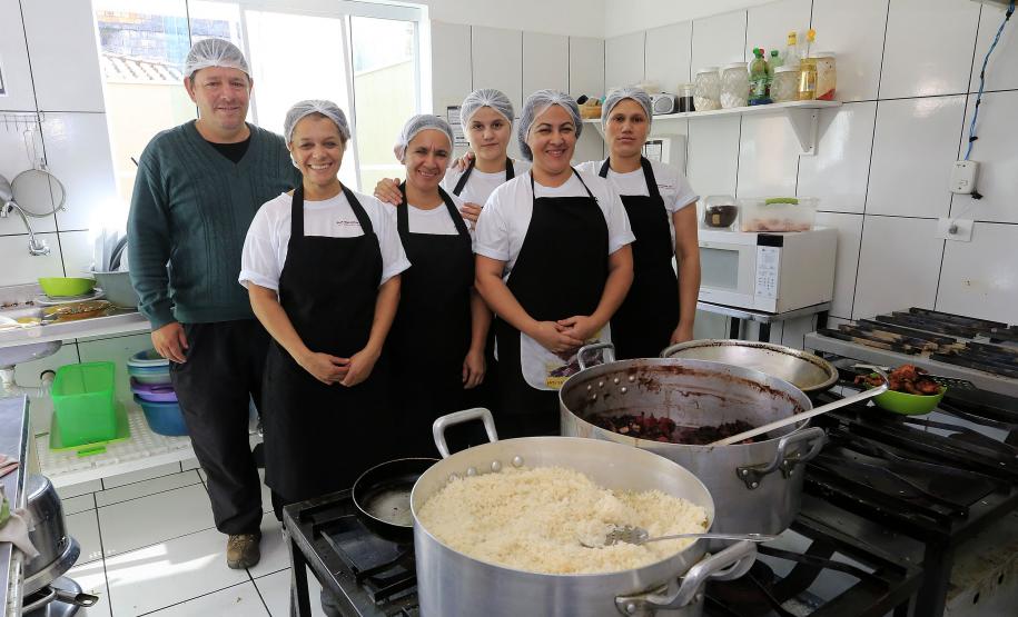 Laudicéia de Oliveira Andrade, proprietária do Disk Marmitex e restaurante Da Lau, em Pinhais-PR, com a equipe do empreendimento.