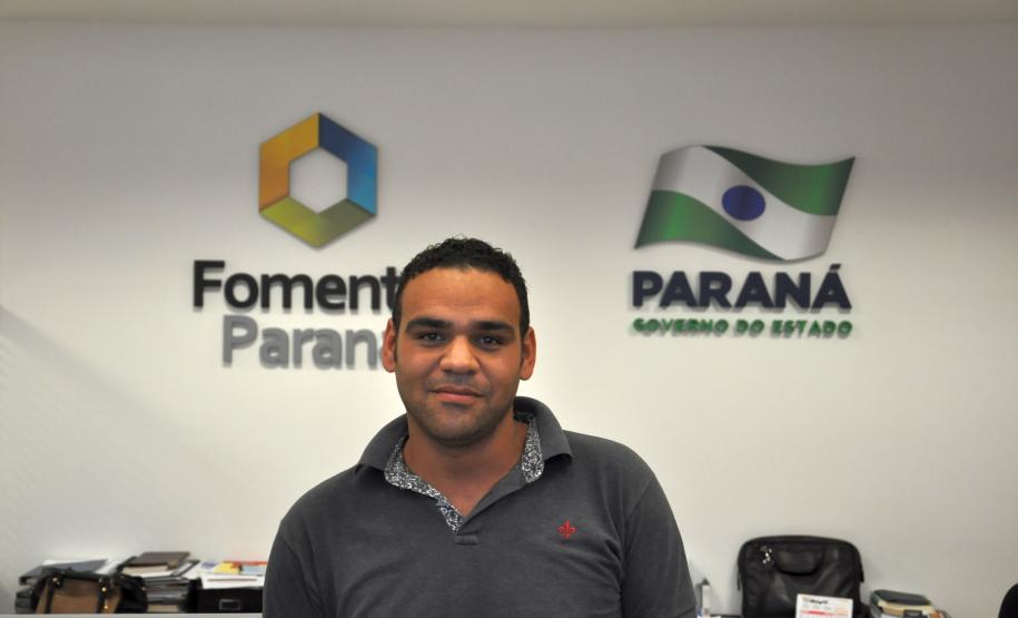 Os taxistas Genésio Vicente e Jeferson Vicente, pai e filho, foram os primeiros a conseguir contratar um financiamento da linha Banco do Empreendedor Taxistas, da Fomento Paraná, que foi reaberta em maio, por determinação do governador Beto Richa.