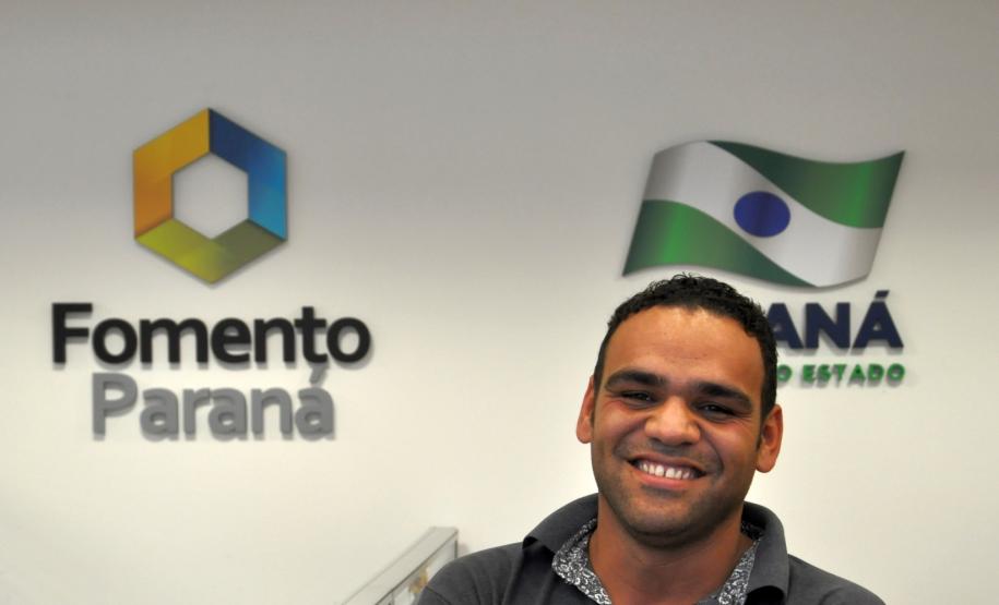 Os taxistas Genésio Vicente e Jeferson Vicente, pai e filho, foram os primeiros a conseguir contratar um financiamento da linha Banco do Empreendedor Taxistas, da Fomento Paraná, que foi reaberta em maio, por determinação do governador Beto Richa.