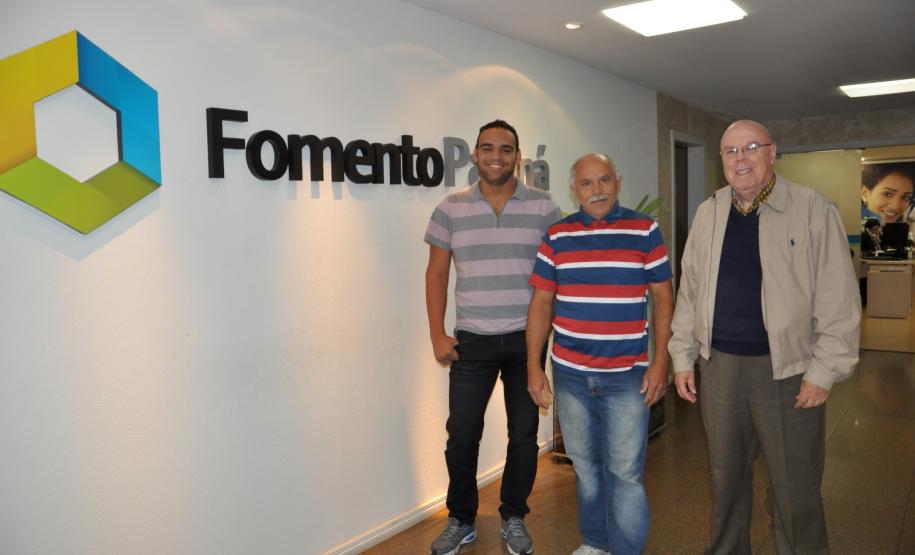 Os taxistas Genésio Vicente e Jeferson Vicente, pai e filho, foram os primeiros a conseguir contratar um financiamento da linha Banco do Empreendedor Taxistas, da Fomento Paraná, que foi reaberta em maio, por determinação do governador Beto Richa. Na imagem, os dois com o gerente de microcrédito da Fomento Paraná, Hélio Rodrigues.