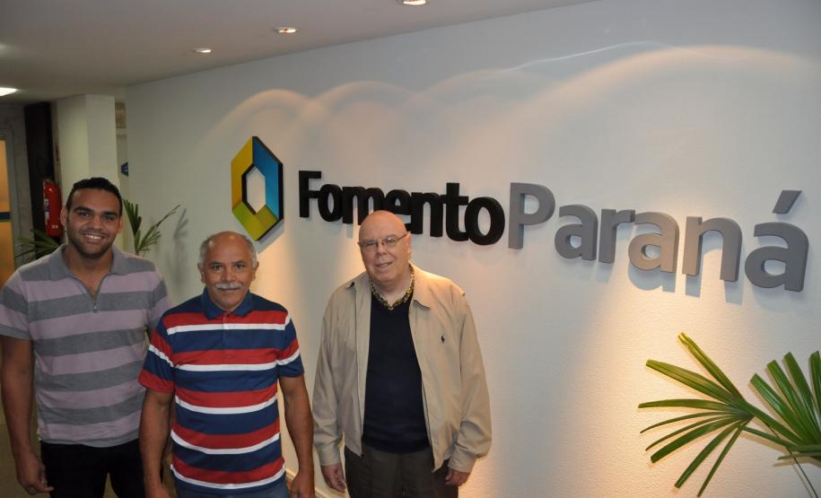 Os taxistas Genésio Vicente e Jeferson Vicente, pai e filho, foram os primeiros a conseguir contratar um financiamento da linha Banco do Empreendedor Taxistas, da Fomento Paraná, que foi reaberta em maio, por determinação do governador Beto Richa. Na imagem, os dois com o gerente de microcrédito da Fomento Paraná, Hélio Rodrigues.