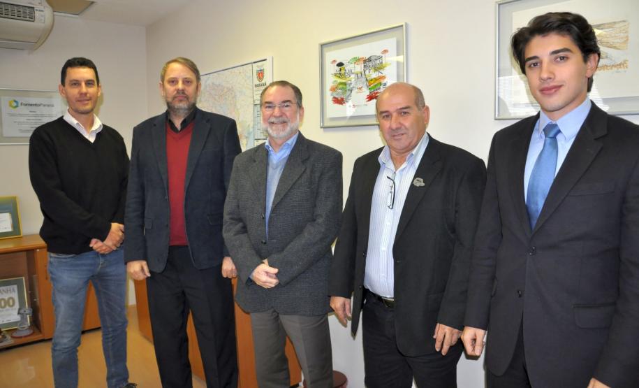 O presidente da Fomento Paraná, Juraci Barbosa, e o diretor de Mercado e Relações Institucionais, Luiz Renato Hauly, receberam nesta quinta-feira (25) Abimael Mardegan, presidente do Sinditaxi-PR, e o tesoureiro Luiz Carlos Malaquias.
