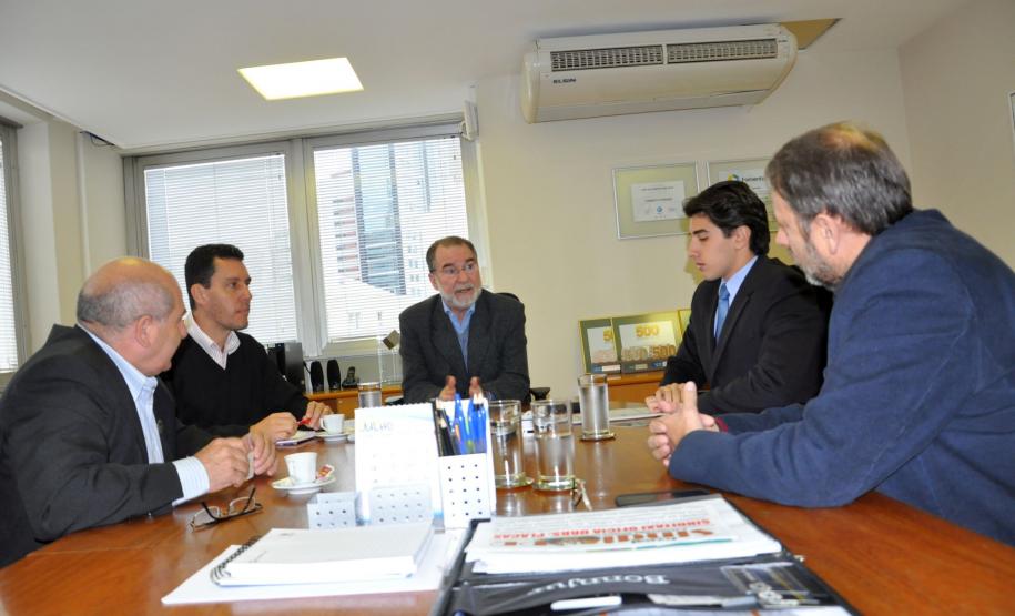 O presidente da Fomento Paraná, Juraci Barbosa, e o diretor de Mercado e Relações Institucionais, Luiz Renato Hauly, receberam nesta quinta-feira (25) Abimael Mardegan, presidente do Sinditaxi-PR, e o tesoureiro Luiz Carlos Malaquias.