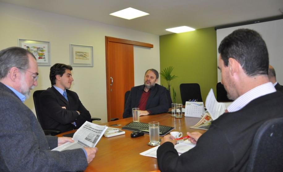 O presidente da Fomento Paraná, Juraci Barbosa, e o diretor de Mercado e Relações Institucionais, Luiz Renato Hauly, receberam nesta quinta-feira (25) Abimael Mardegan, presidente do Sinditaxi-PR, e o tesoureiro Luiz Carlos Malaquias.