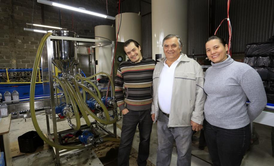 TECLUB - Edson Reis, químico da empresa, Nelson Reis, proprietário e Flavia Gulin, dir. administrativa. Financiamento ajudou a Teclub, de São José dos Pinhais, a montar uma estrutura para passar a fabricar óleos lubrificantes automotivos e industriais.