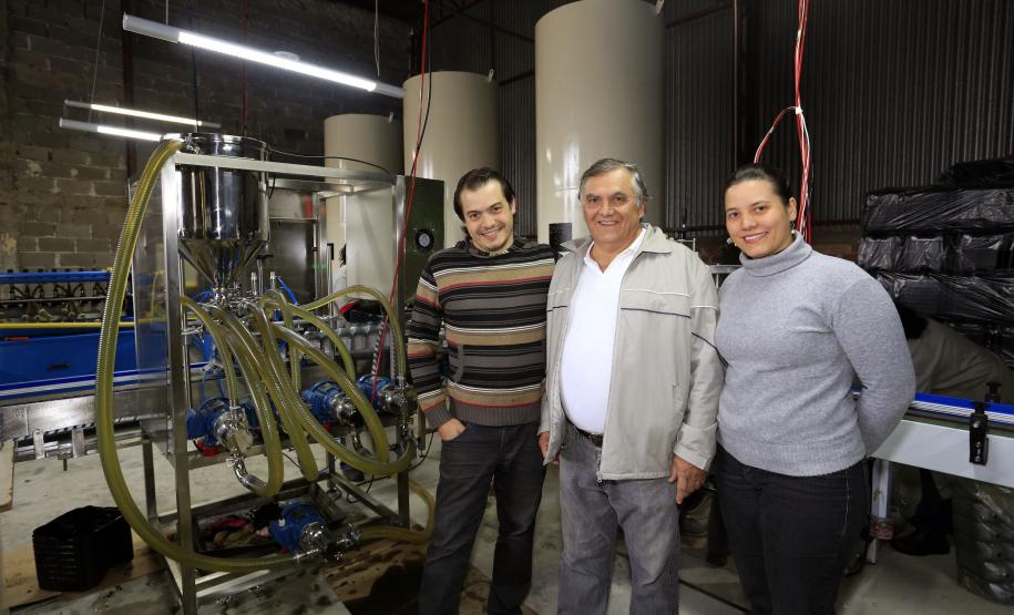 TECLUB - Edson Reis, químico da empresa, Nelson Reis, proprietário e Flavia Gulin, dir. administrativa. Financiamento ajudou a Teclub, de São José dos Pinhais, a montar uma estrutura para passar a fabricar óleos lubrificantes automotivos e industriais.