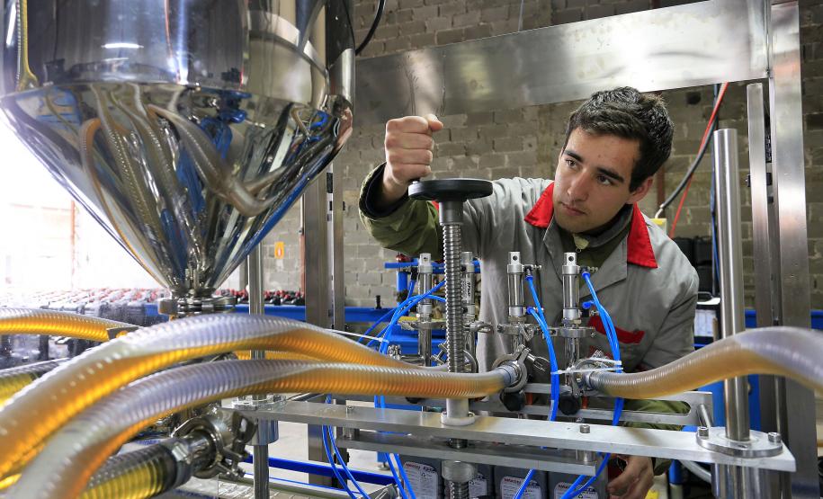 TECLUB - João Pedro Arruda, auxiliar de produção da Teclub Lubrificantes. Financiamento ajudou a Teclub, de São José dos Pinhais, a montar uma estrutura para passar a fabricar óleos lubrificantes automotivos e industriais.